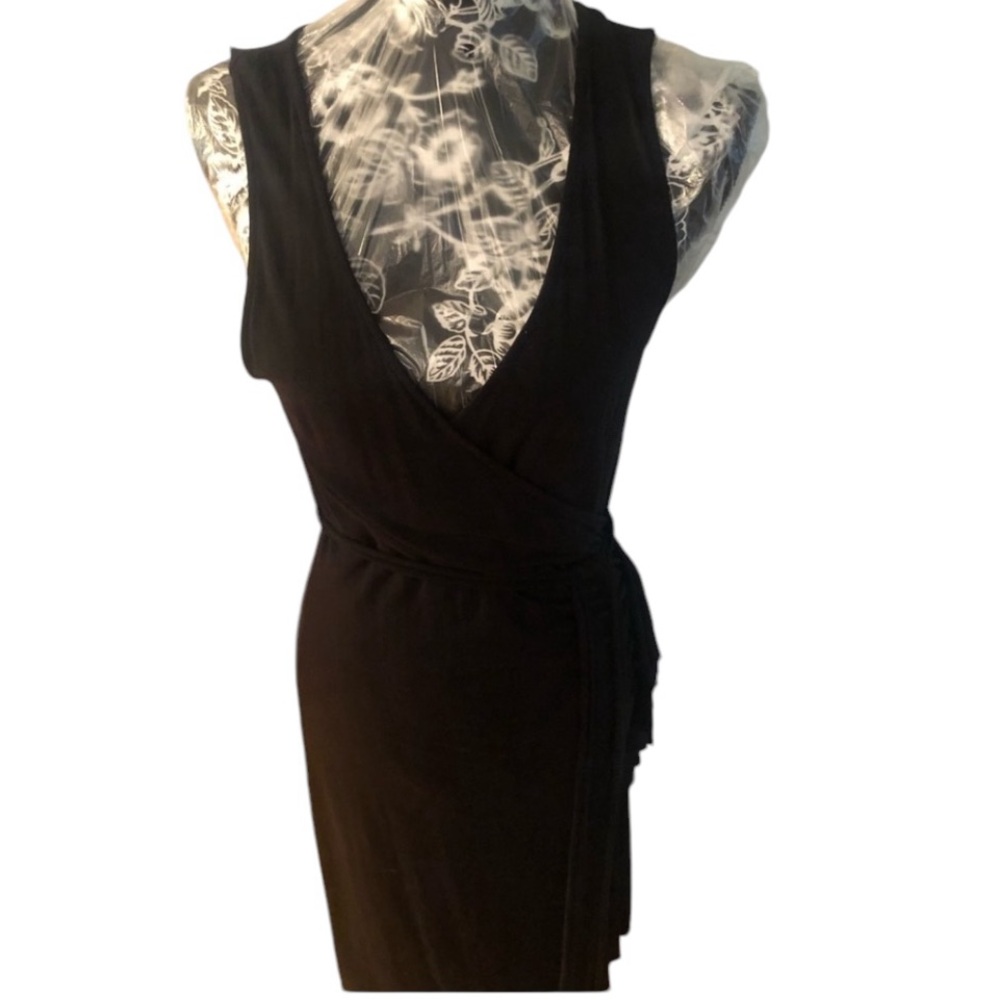 New York & Co medium -10 black sleeveless faux wrap w/ stretch & side shirring